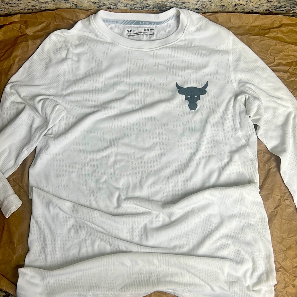 The rock under Armour size small 3 quarter sleeve
